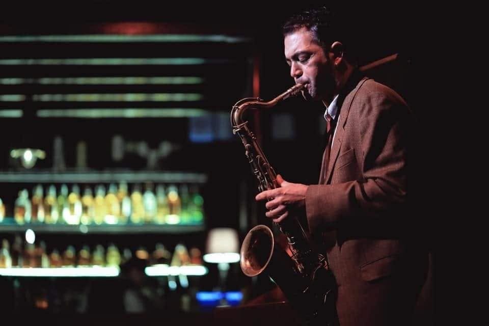 Sassofonista durante una serata di musica dal vivo