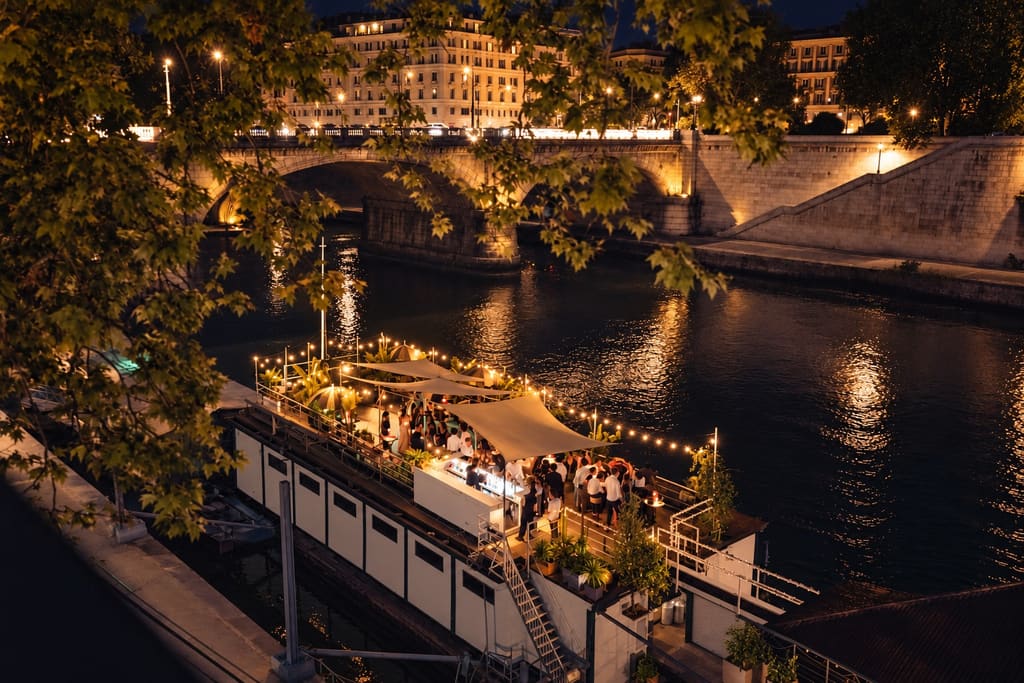 Evento serale sulla terrazza di The Boat vista dal Lungotevere