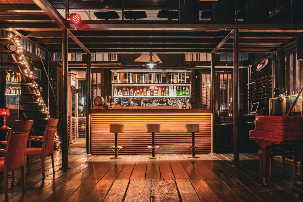 Bancone bar e pianoforte della Sala Jazz