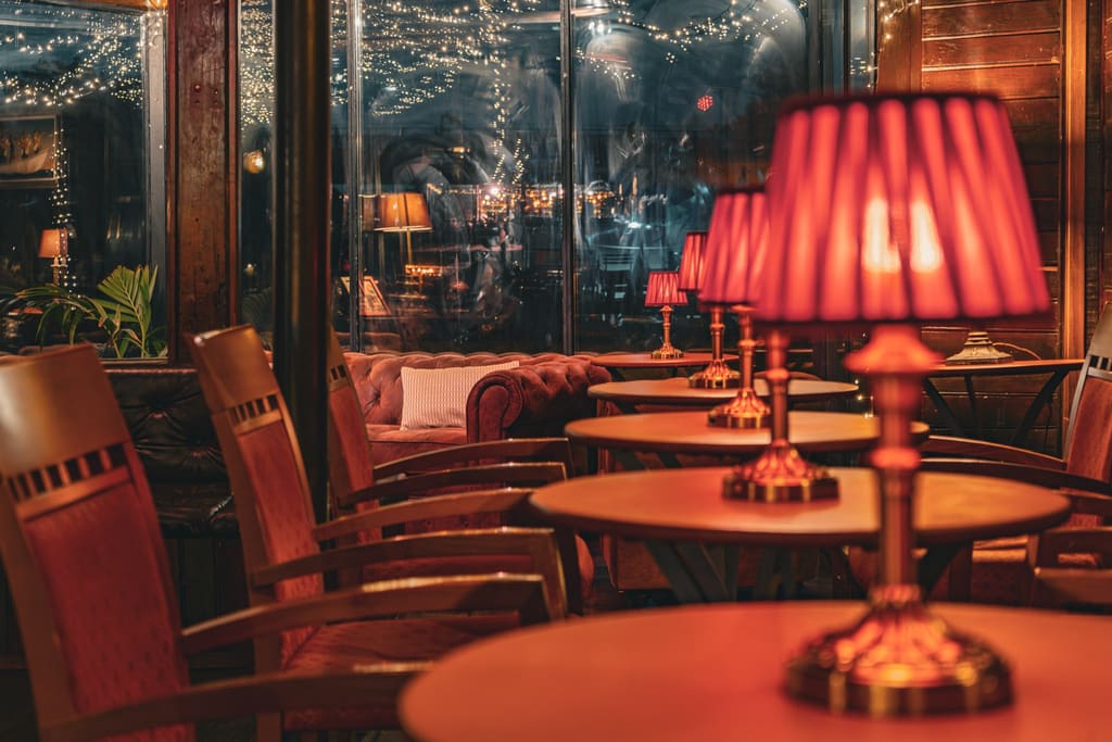 Tavoli con lampade rosse