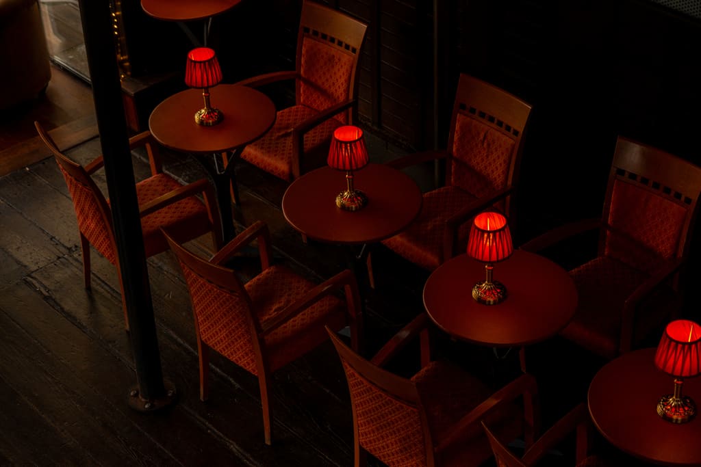 Tavolini con lampade rosse nella Sala Jazz