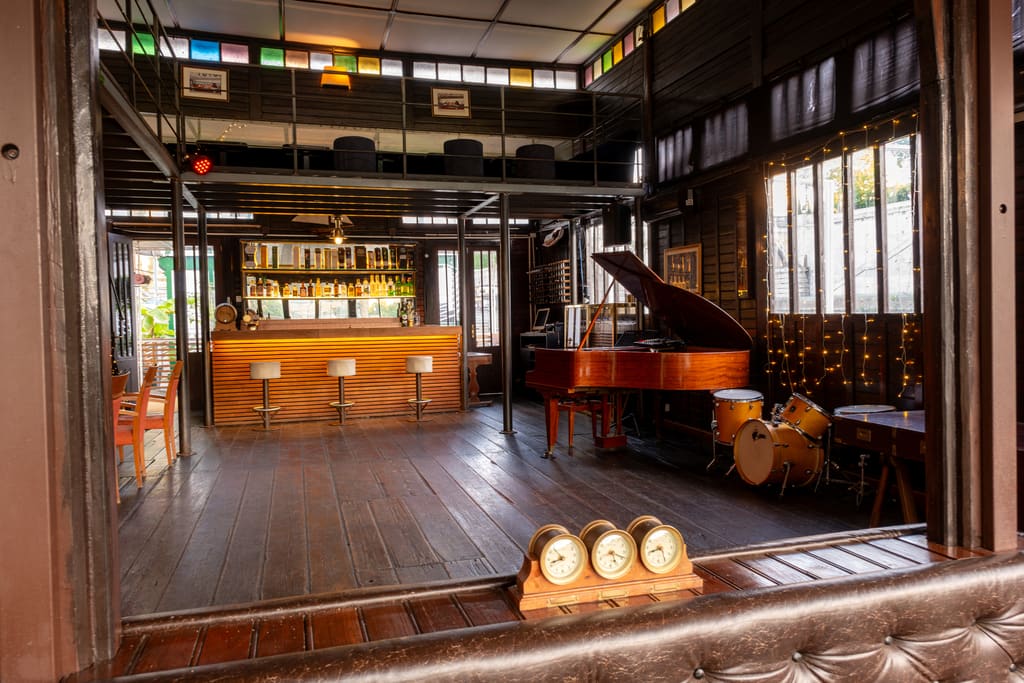 La Sala Jazz con il bancone bar, il pianoforte a coda e il soppalco